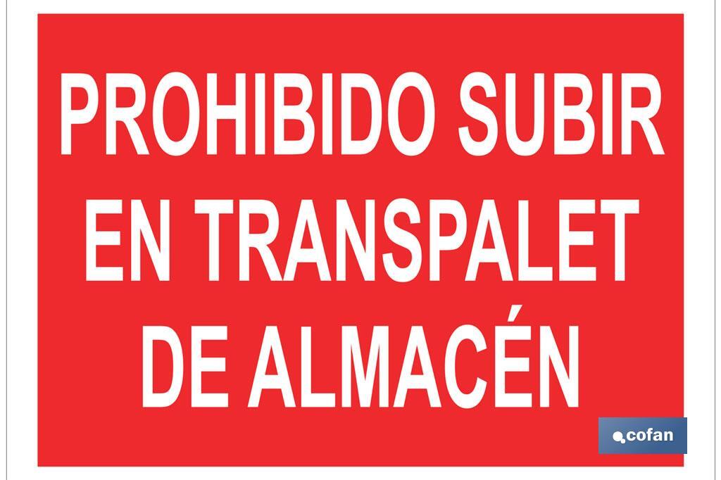 Prohibido subir en el transpalet de almacén